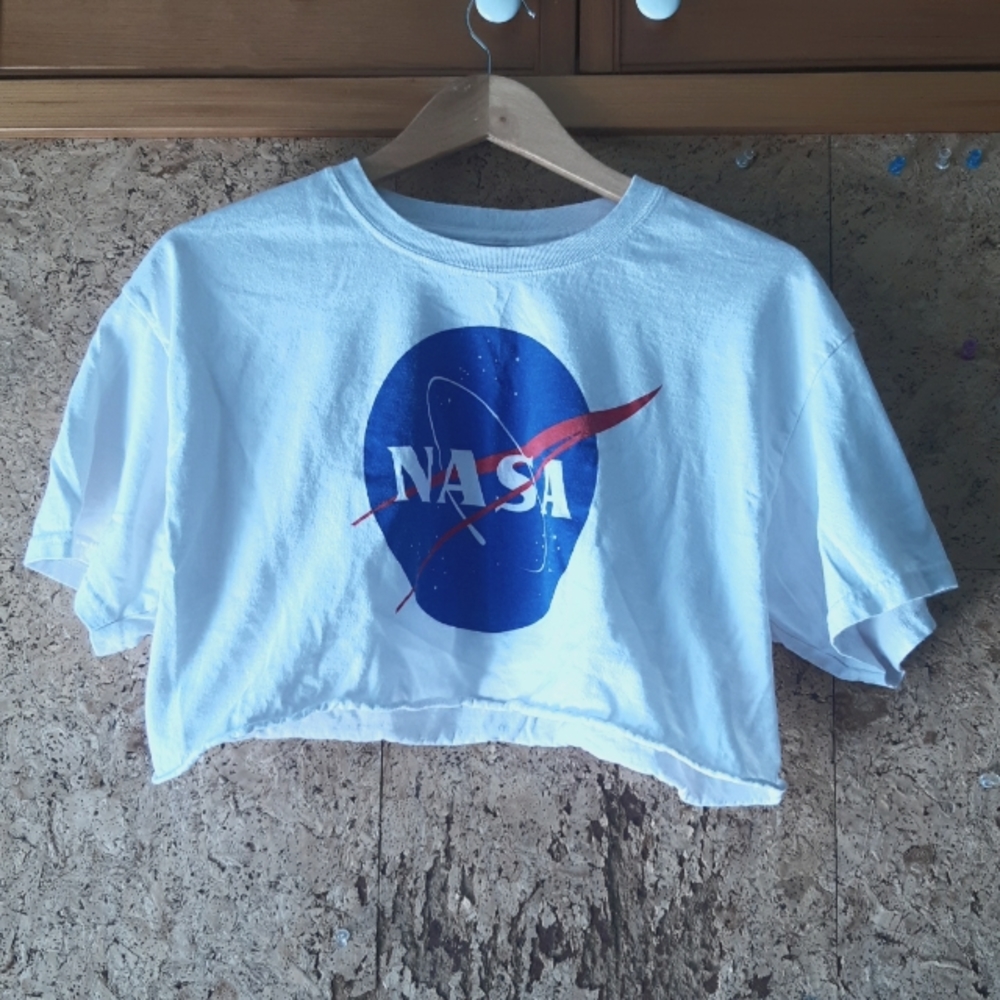 Cropped NASA t-shirt